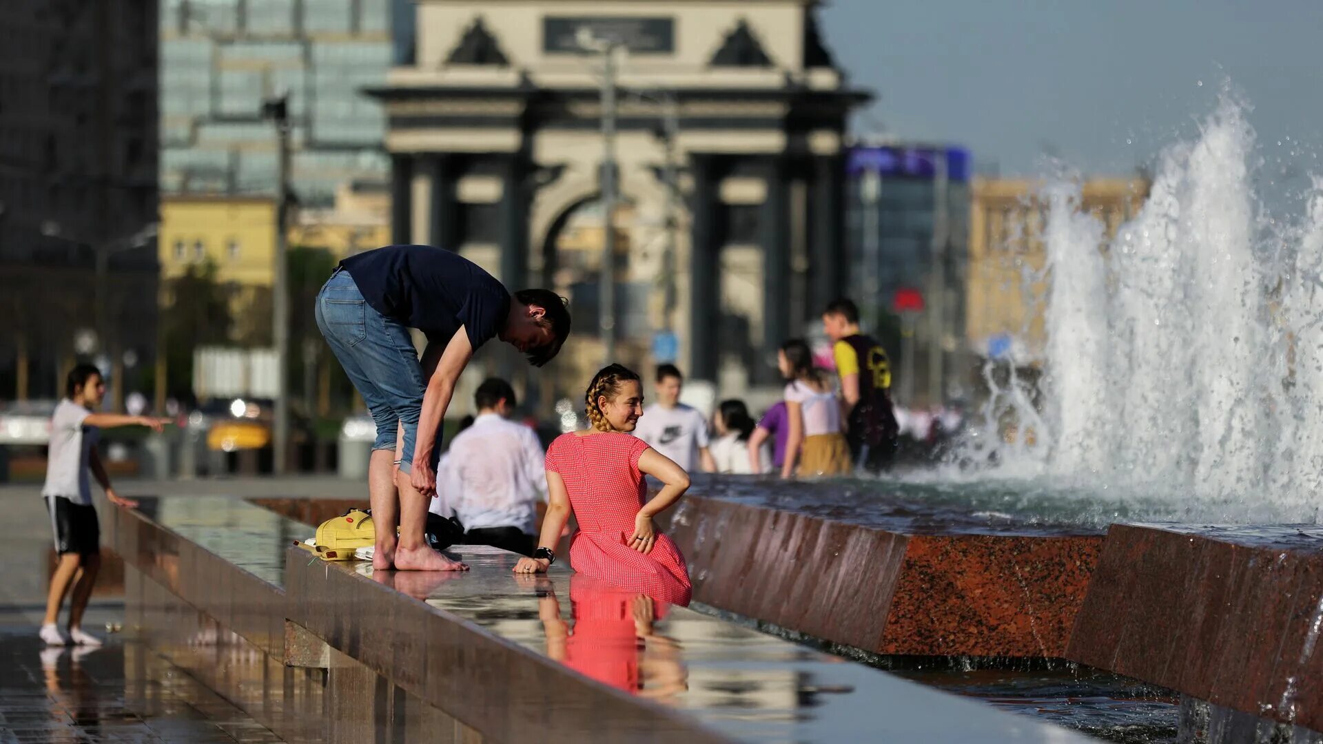 Москва лето 2024 синоптики. Аномальная жара в Москве 2021. Жара лето в Москве 2021. Аномальная жара в Москве летом 2021. Жара в Москве фонтаны.