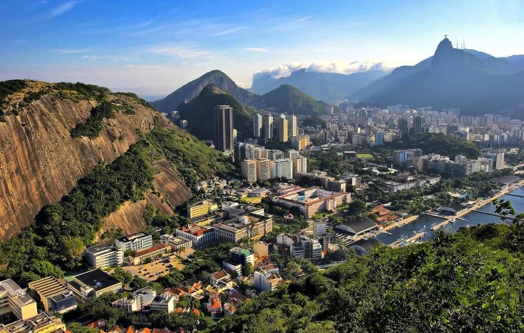 Country brazil. Рио-де-Жанейро столица Бразилии. Достопримечательности Рио-де-Жанейро Бразилия. Бразилиа столица Бразилии. Рио-де-Жанейро столица Бразилии улицы.