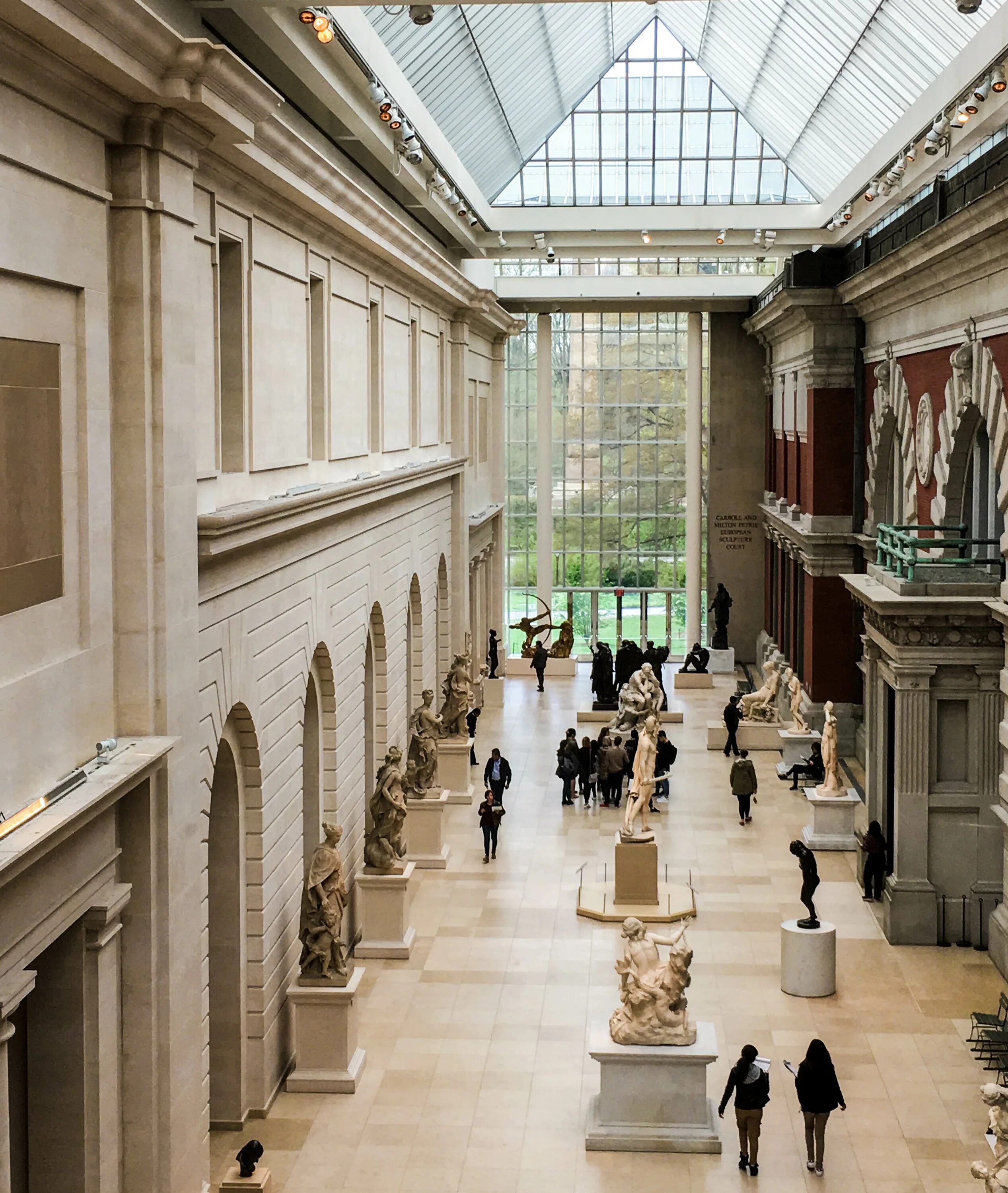 Oxford university metropolitan museum of art big. Метрополь музей в Нью-Йорке. Музей метрополитен в Нью-Йорке, США.. Музей метрополитен в Нью-Йорке внутри. Пятая Авеню Нью-Йорк музей метрополитен.