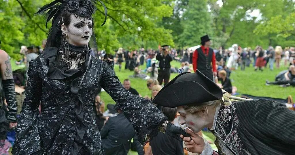 Толпа готов. Фестиваль готической культуры Wave Gotik Treffen. Wave-Gotik-Treffen в городе Лейпциг. Готика субкультура. Готы Молодежная субкультура.