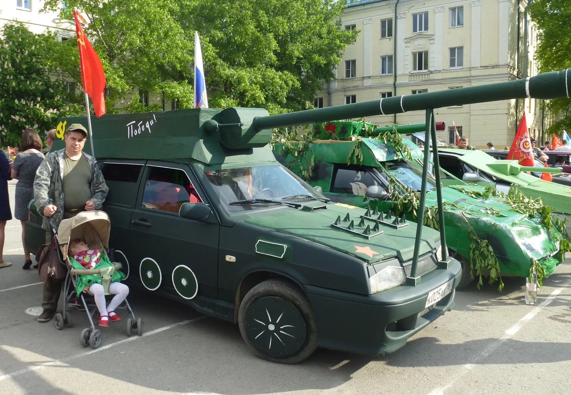 Автомобиль танк страна производитель. Машина танк. Танк из автомобиля. Машина танк на 9 мая. Танк из Жигулей.