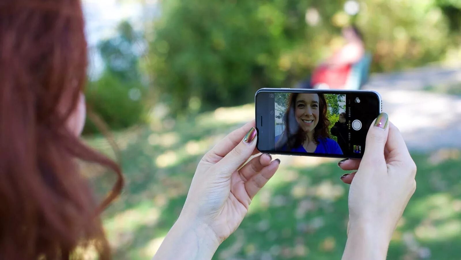 Iphone 6s фронтальная камера. Selfi Camera передняя камера iphone 6s 6. Фотографирует на телефон. Фоткает на телефон.