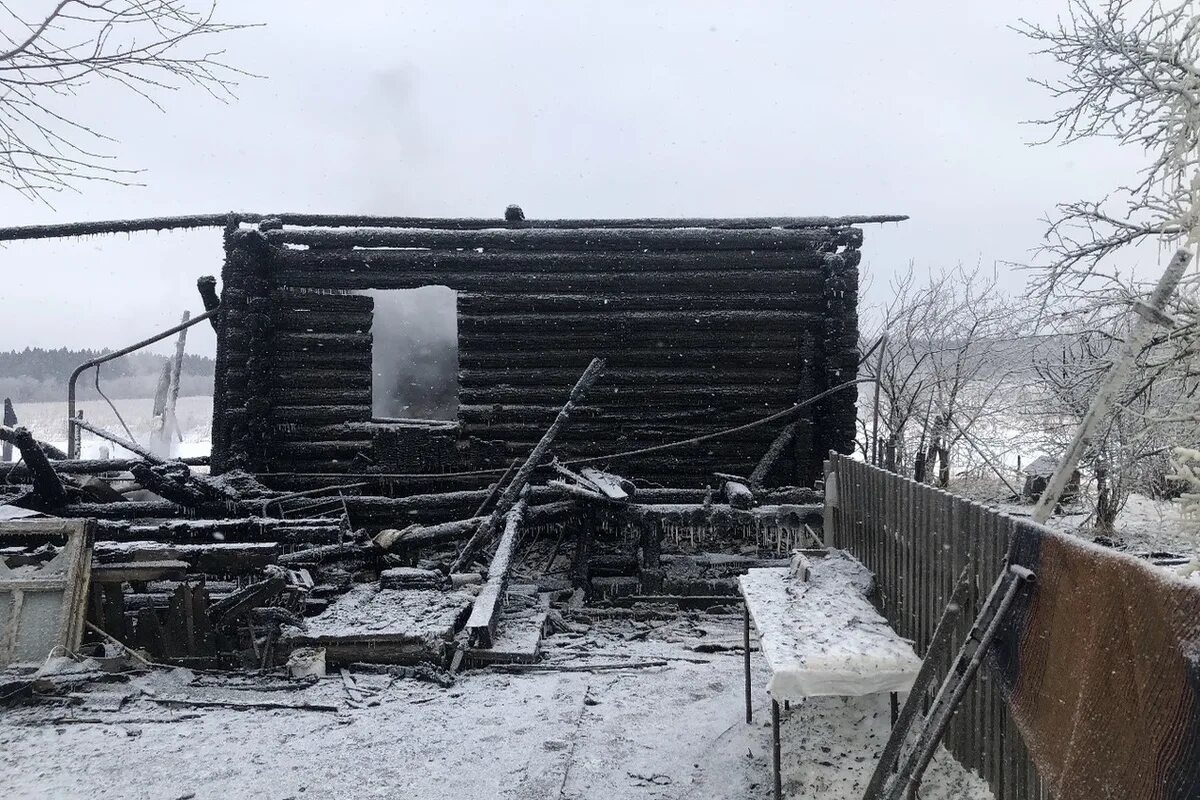 Фото сгоревшего дома в деревне Женщина 84 лет сгорела ночью в своём деревянном доме в Тверской области АиФ Твер