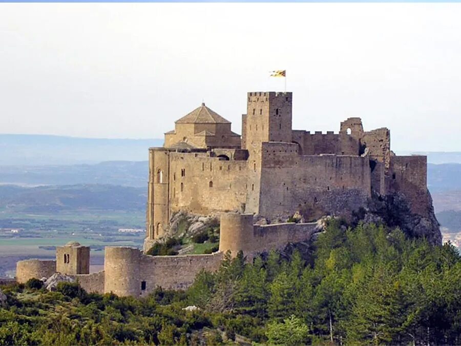 Крепость время работы. Замок Лоарре Испания. Замок Лоарре. Испания романский стиль. Замок крепость романский стиль. Замок Лoaррe (Уэска).