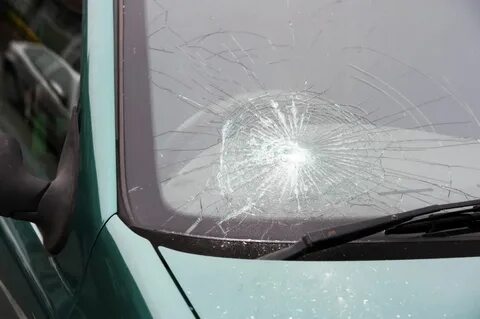 Разбитое автомобильное стекло