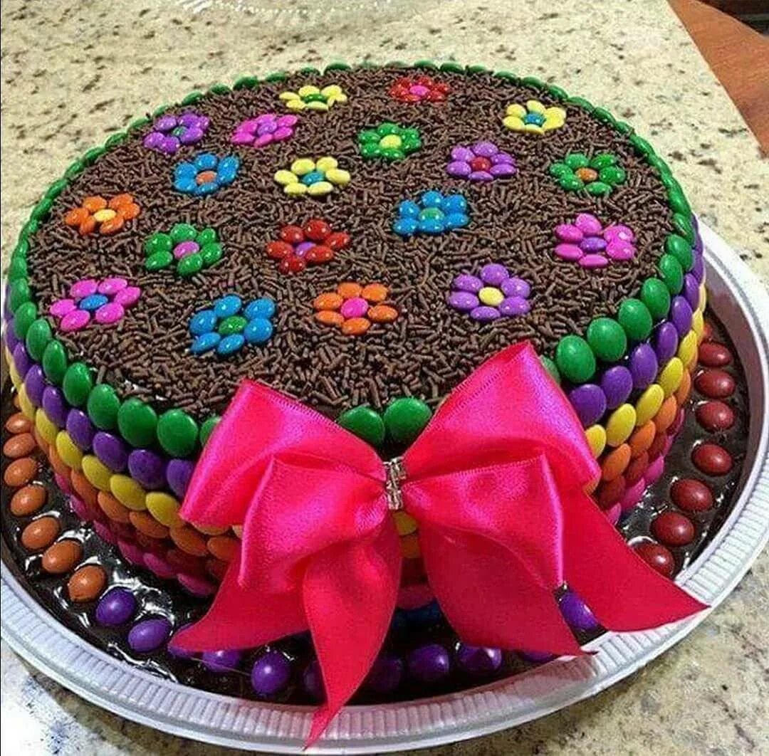 Как украсить готовую. Украшение торта. Красивые торты. Красивое украшение торта. Украшение торта для девочки.