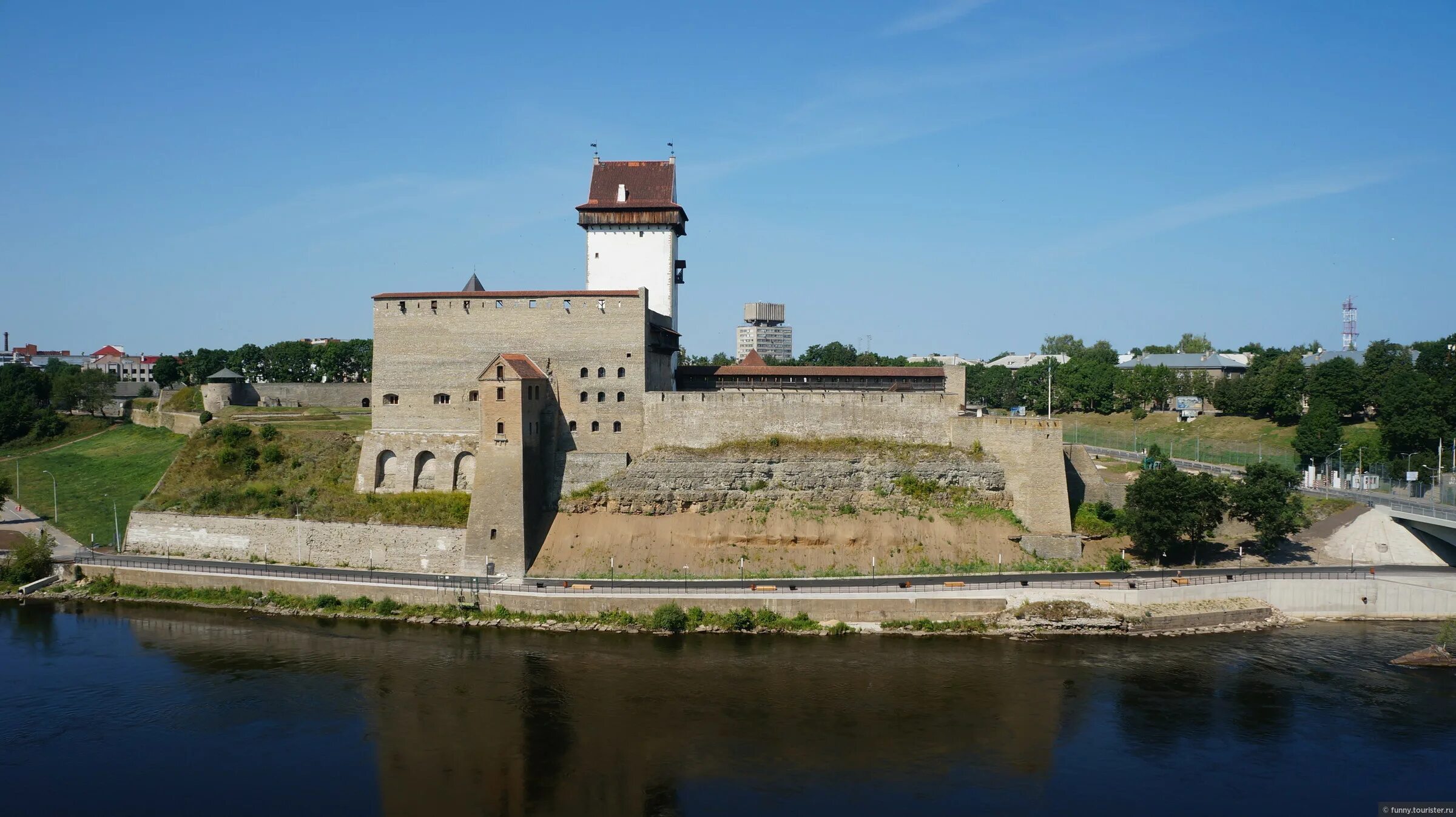 Город нарва 1. Нарва и Ивангород. Ивангородская крепость и Нарвский замок. Ивангородская крепость Нарва. Крепость Ивангород замок Нарва.