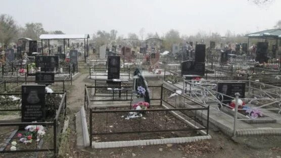Открыли посещение кладбища. Всесвятское кладбище краснодара. Открыли посещение кладбища. Родительский день на кладбище. Кладбище безродных.