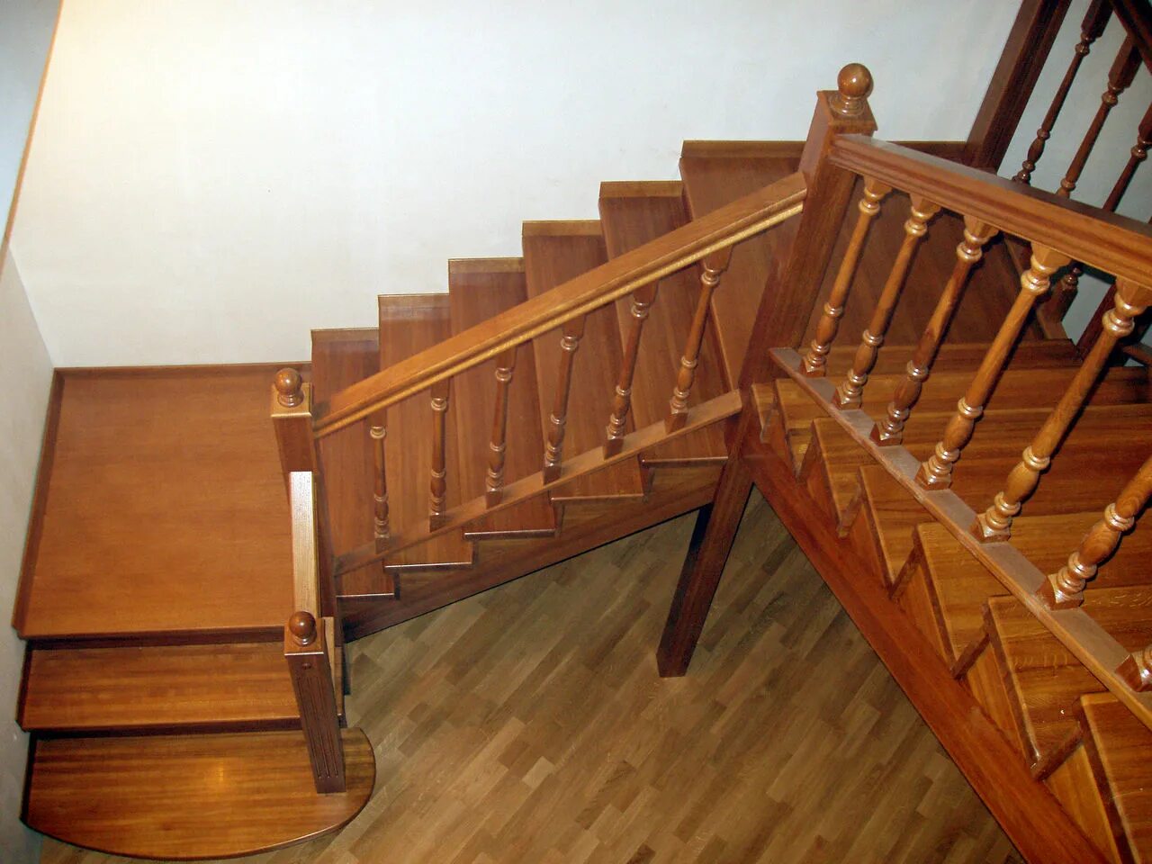 Лестница на второй этаж трехмаршевая. Забежная трехмаршевая лестница. Трехмаршевая деревянная лестница. Лестница маршевая деревянная.