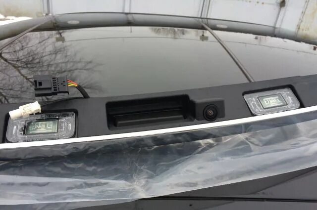 Установка камеры мерседес. W212 камера заднего хода. Камера заднего хода 212 мерседес. Камера заднего хода мерседес gl164. Установка камеры мерседес.