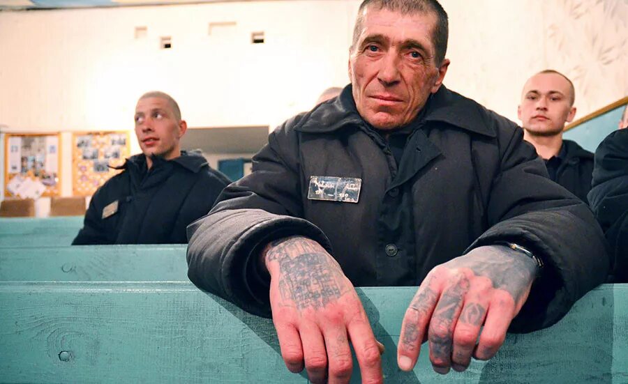 Осужденный значение. Осужденный значение. Субкультура в тюрьме. Осужденный значение. Уголовники в наколках.