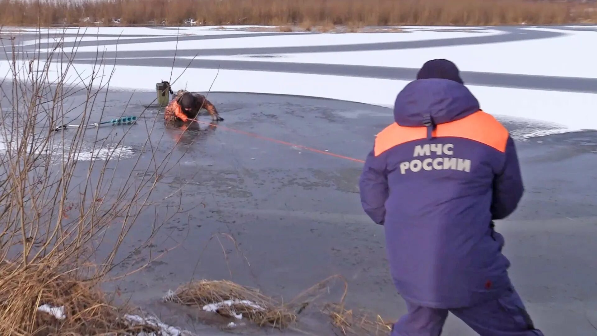 Мчс спасают провалившегося под лед ребенка картинка. Спасение провалившегося под лед. Спасают провалившихся под лед. Человек провалился под лед. Мчс россии спасение детей на льду.