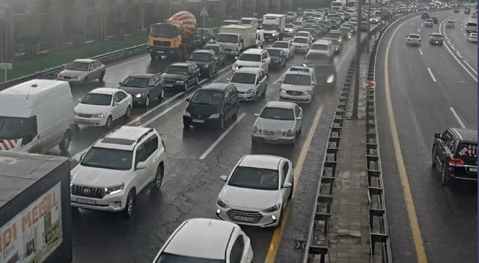 Что творится на дорогах. Крупная авария в Баку 3 года назад. Авария в Азербайджане 11.09.2022. Авария в Азербайджане Mercedes. Avtomobillar.