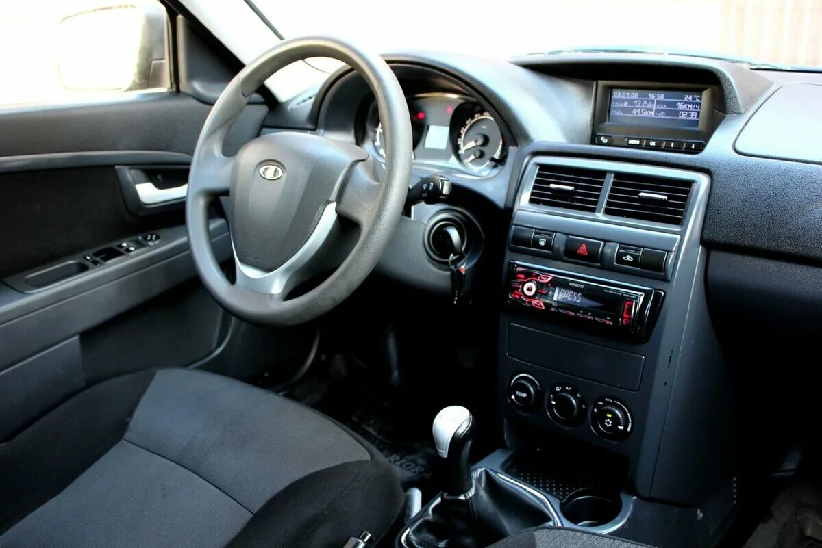 приора 2015 люкс. лада приора люкс 2015 автомат. лада приора седан 2015 черный. приора люкс белая. приора универсал 2015 салон.