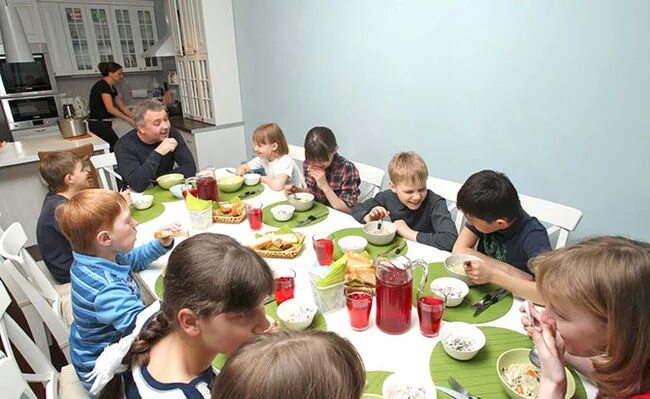 В интернатах опека. Меньшов цссв наш дом. В интернатах опека. В интернатах опека. Социальный работник с детьми.