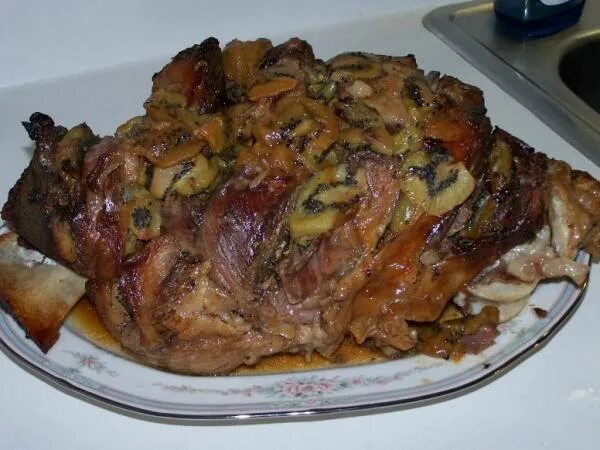 Мясо с киви. Баранина с киви в духовке. Мясо запеченное с киви. Томленое мясо в духовке.