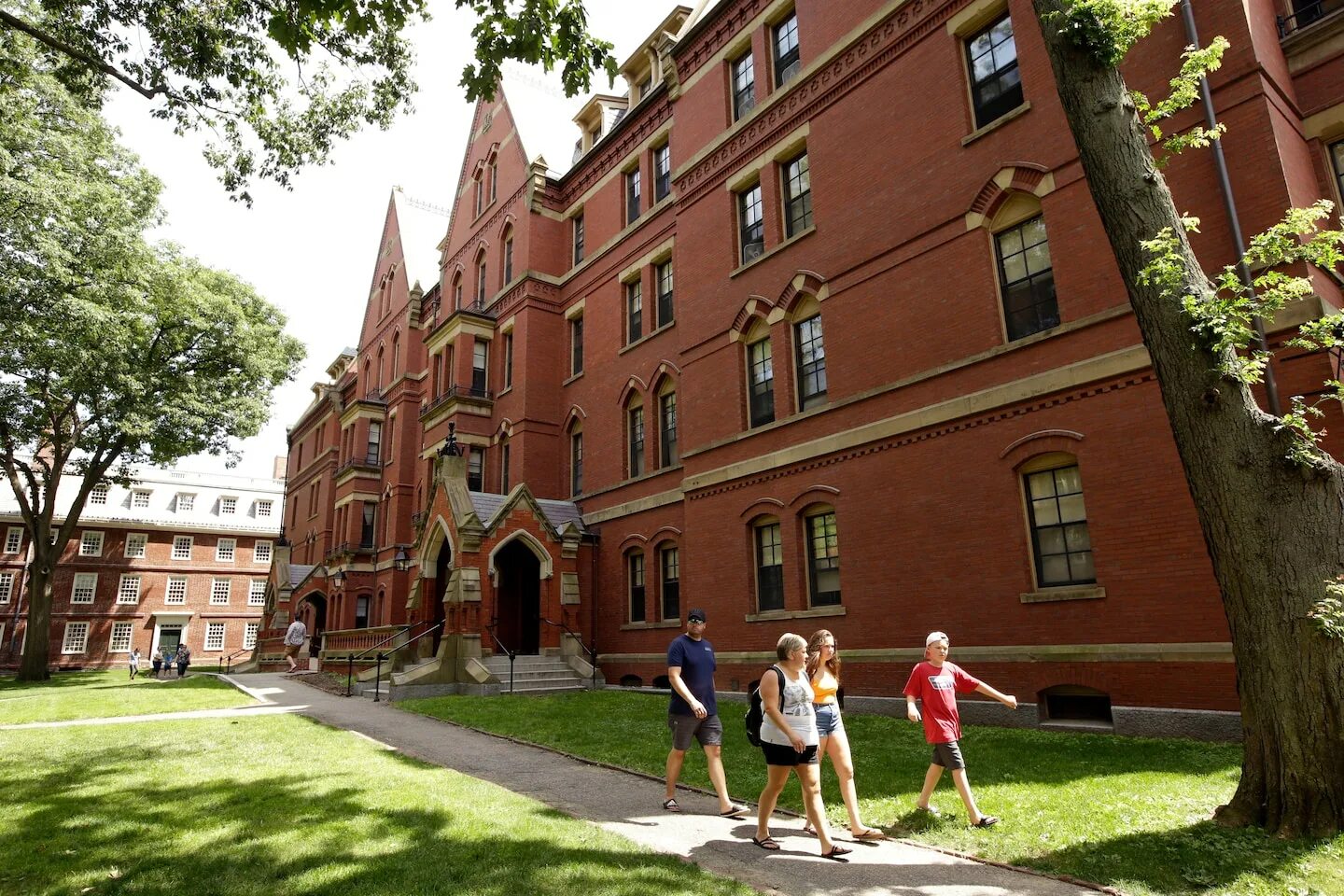 Harvard university cambridge. Гарвардский университет (Harvard University), США. Кампус университета Гарвард. Гарвардский университет Кембридж США. Harvard University Кембридж, штат Массачусетс, США.