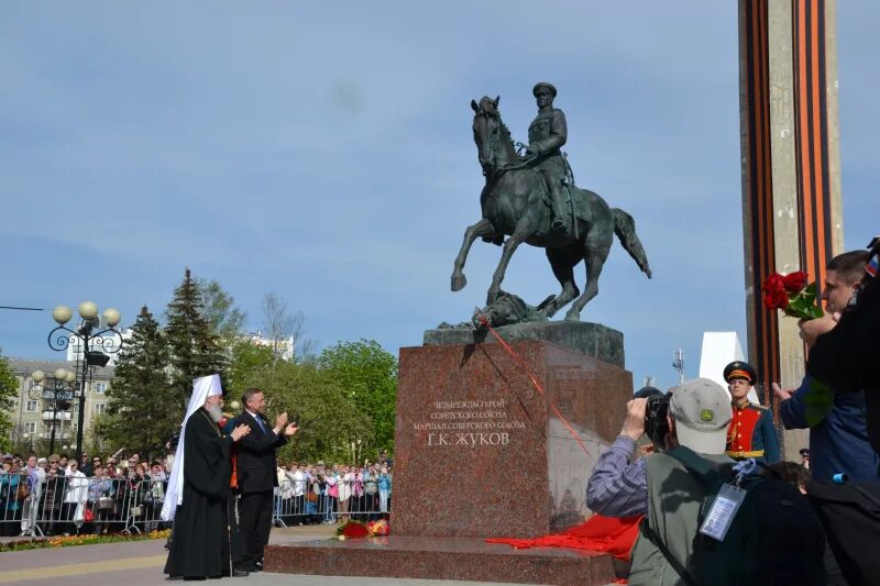 Памятники культуры калужской области. Монумент Жукову Калуга. Памятник Жукову в Калуге. Статуя на площади Победы в Калуге. Маршал Жуков памятник Калуга.