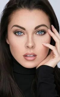 Красивые серые глаза женщины