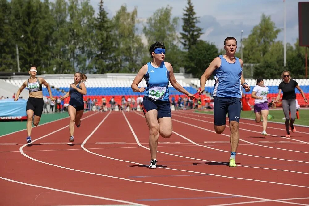 Легкая атлетика слепых. Спорт слепых легкая атлетика. Паралимпийский спорт легкая атлетика. Паралимпийцы легкоатлеты. Соревнования для незрячих по легкой атлетике.