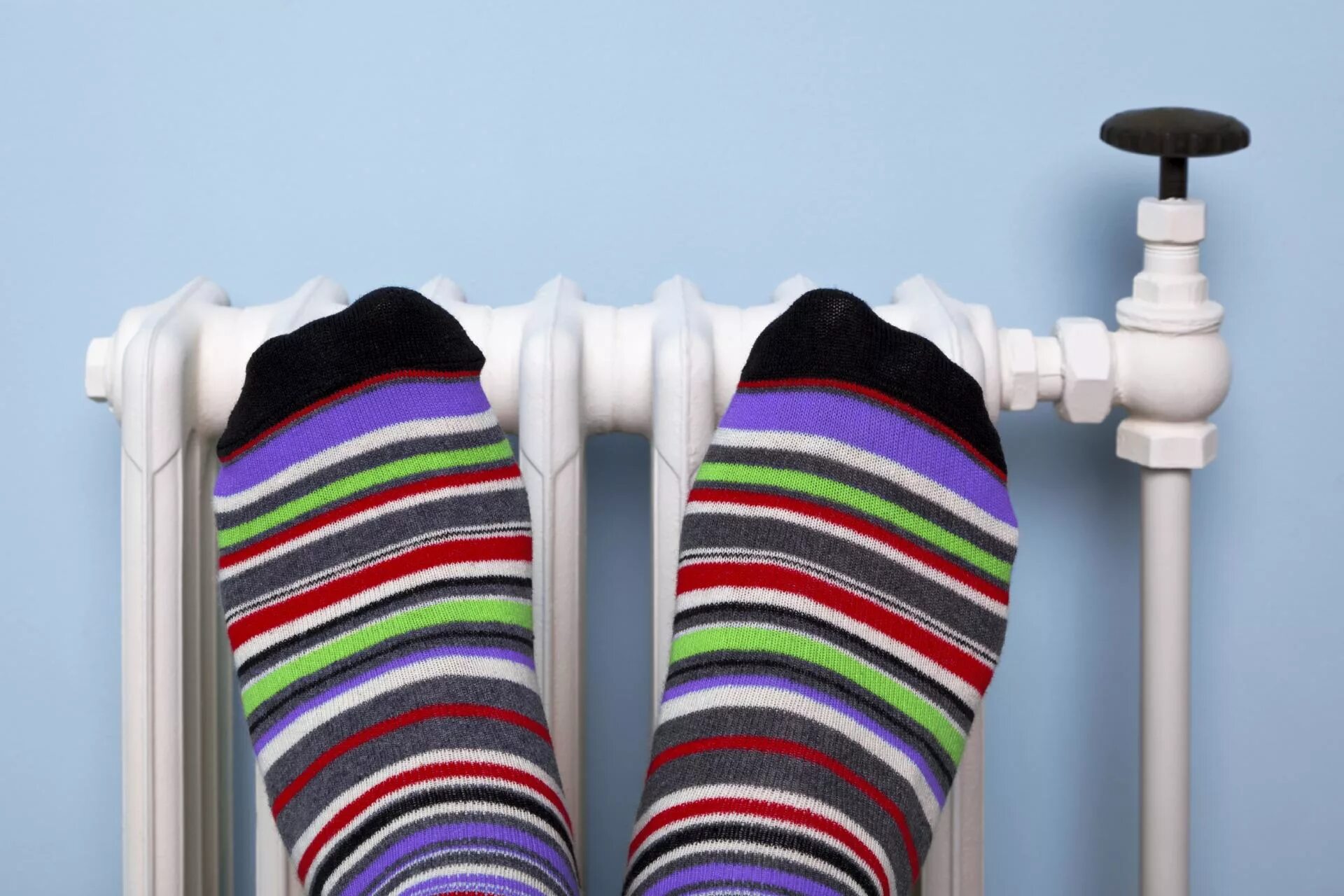 Почему ноги мерзнут постоянно. Почему дома мерзнут ноги даже в носках. Постоянно мёрзнут ноги причины. Вязание ажурных носков спицами. Почему дома мерзнут ноги даже в носках.