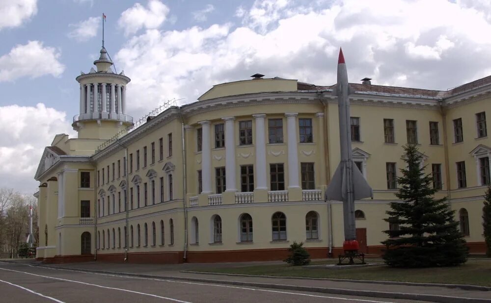 Учебные учреждения минска. Военная Академия Минск. Ва РБ(МВИЗРУ ПВО). Белорусская Военная Академия здание. Минское ВИЗРУ ПВО.