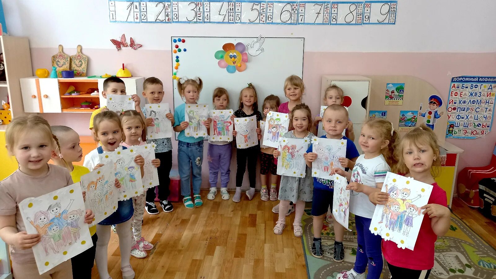 Ромашка своими руками для детского сада. Поделки ко дню семьи в детском саду средняя группа. День семьи второй младшей группе. День семьи второй младшей группе. День семьи в первой младшей группе детского сада.