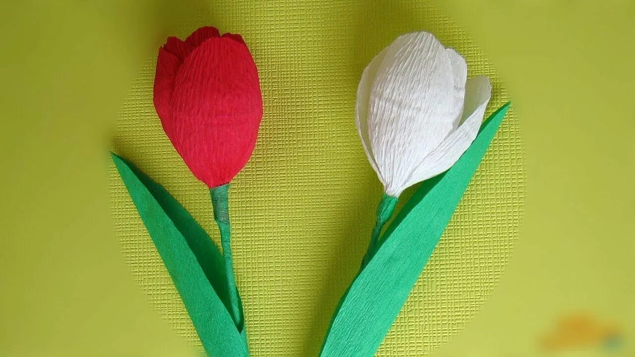 Шикарный букет из конфет. Конфеты в цветах из гофрированной бумаги. Цветы из гофрированной бумаги в крафт стакане. Букет из гофробумаги. Тюльпаны из гофрированной бумаги.