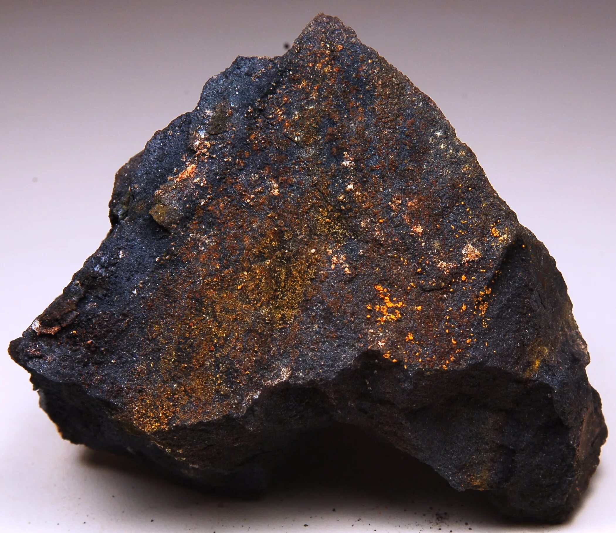 Самый черный минерал. Морион черный кварц. Морион (минерал). Чёрный Морион камень. Кварц карбонадо.