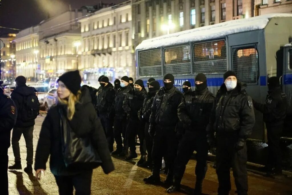 Петербург митинг навальный. У Смольного митинг. Митинг в РФ Навальный. Митинг у Смольного сегодня в Санкт-Петербурге. Митинг на мойке.