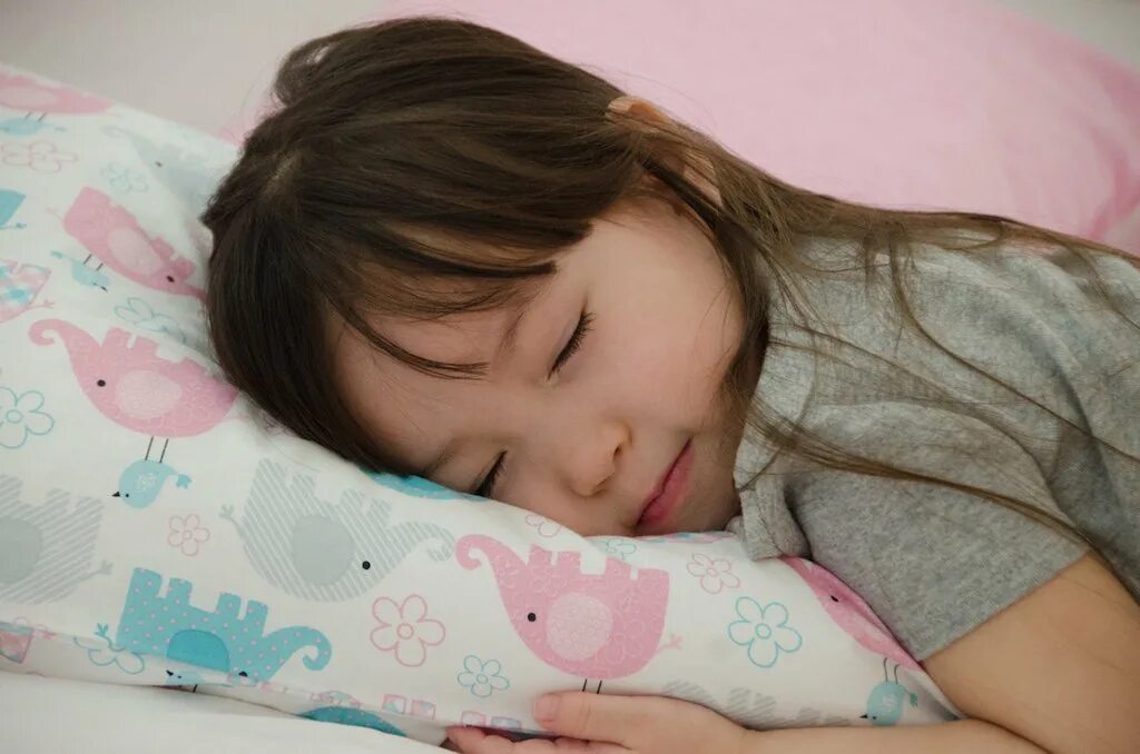 Дети девочки 10 Home Sleep. Sleepy блошер. Baby Sleep on a Soft Pillow. Т****** спящую little.