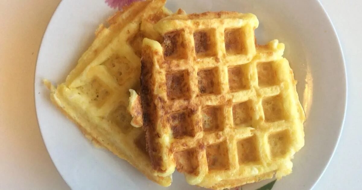 Вафли с творогом и сыром в вафельнице. Творожно сырные вафли. Вафля с творогом и сыром. Вафли с сыром в вафельнице. Вафли с творогом в вафельнице.