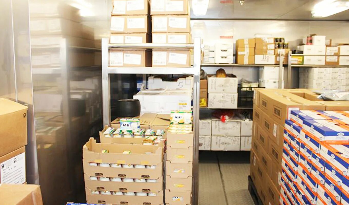Прием и хранение готовой продукции. Помещение для хранения продуктов. склад продуктов. хранение продуктов на складе. склад продуктового магазина.