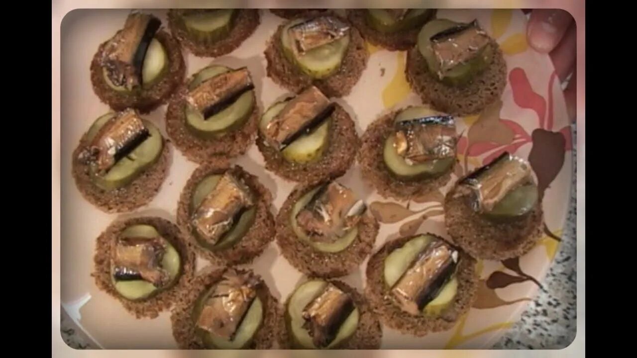 Треугольник из хлеба со шпротами. Закуска со шпротами и черным хлебом. канапе со шпротами. канапе с черным хлебом и шпротами. канапе со шпротами и огурцом.
