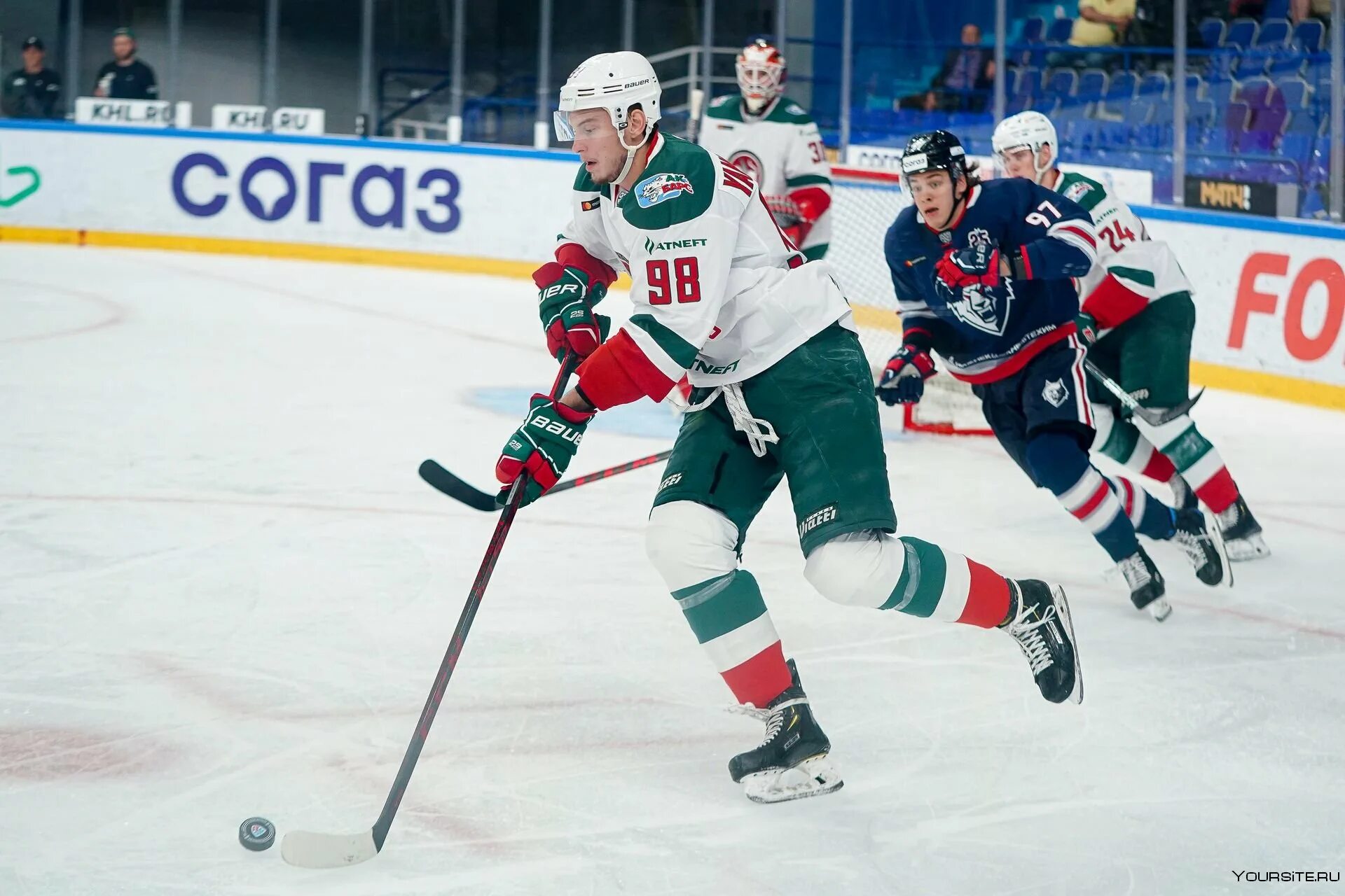 Хк ак барс. Данис зарипов хоккеист. Ак барс казань хоккей. Хоккеисты ак барса. Хоккеисты ак барса.