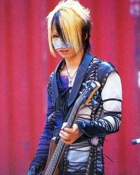 Басист рейта. Рейта the gazette. reita the gazette. рейта the gazette 2025. песни рейта.