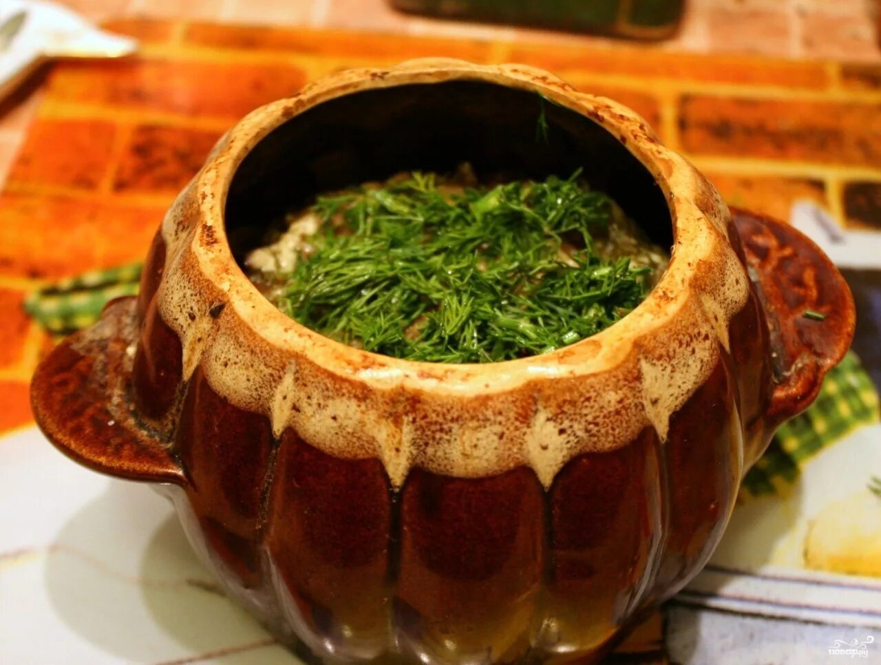 Блюдо в горшочке пошагово. Солянка в горшочке. Вкусное жаркое в горшочках. Русское жаркое в горшочках. Картошка в горшочках.