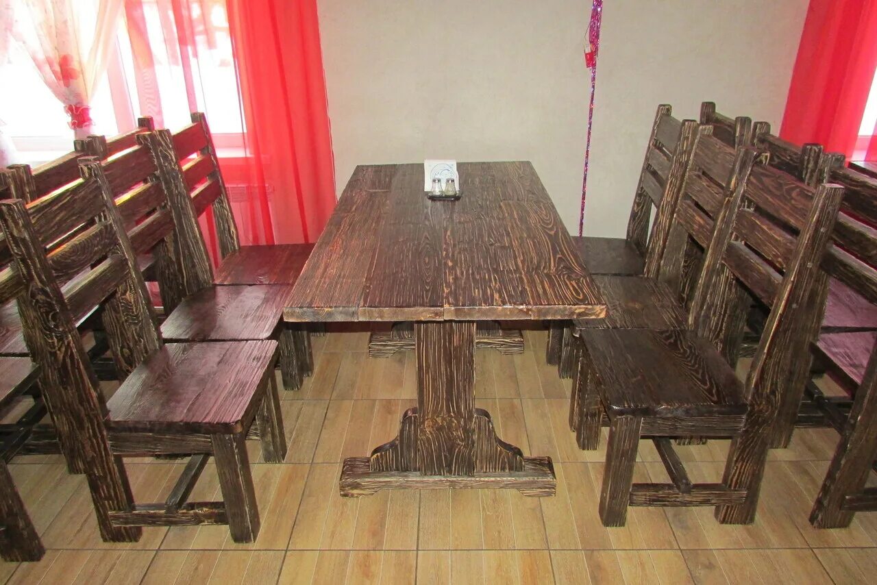 Деревянная мебель для кафе. Деревянные столы и стулья для кафе. Мебель для кафе под старину. Столы из дерева для кафе.