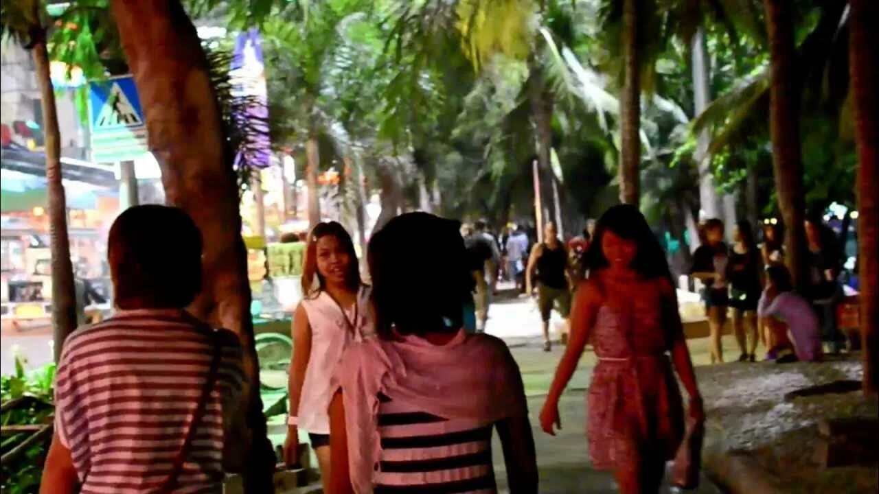 Паттайя время. Тайки бич роуд. бич роуд паттайя ночью. pattaya beach girls. pattaya beach girl nights.