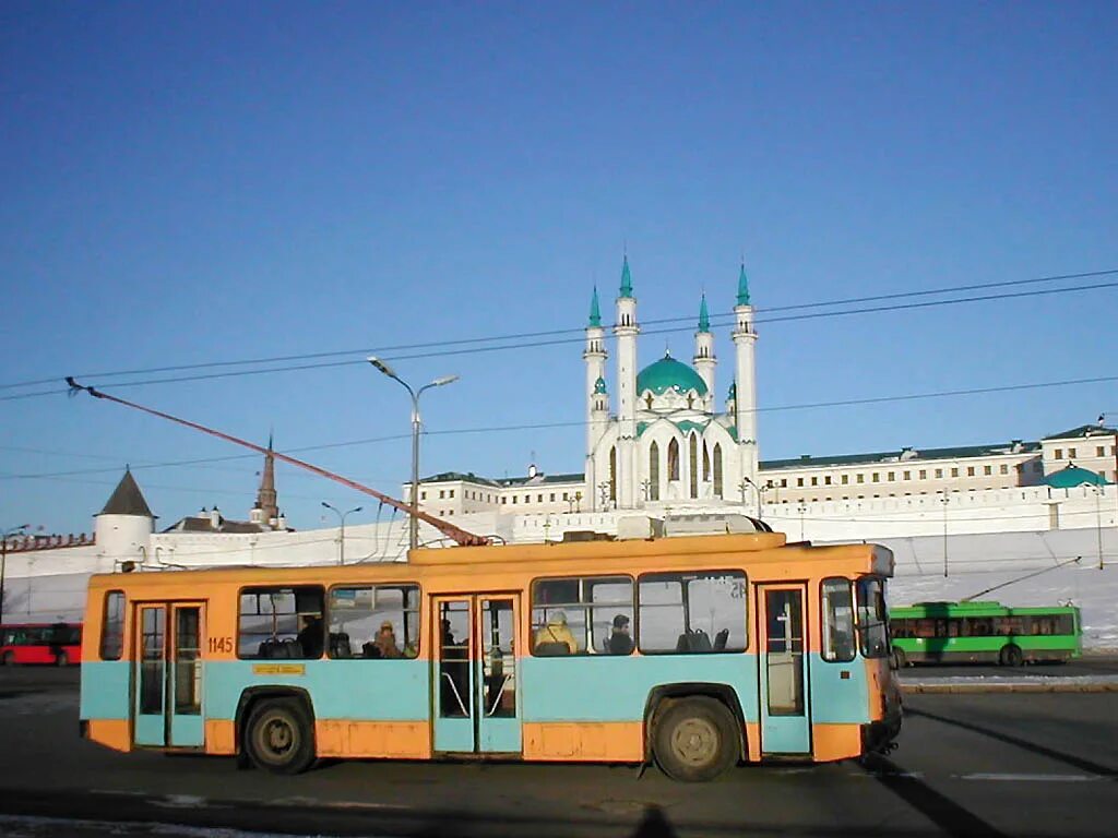 Где троллейбус казань. Троллейбус казань старое. Казанский троллейбус зиу. Зеленые троллейбусы в казани. Тролза-5275 «оптима».