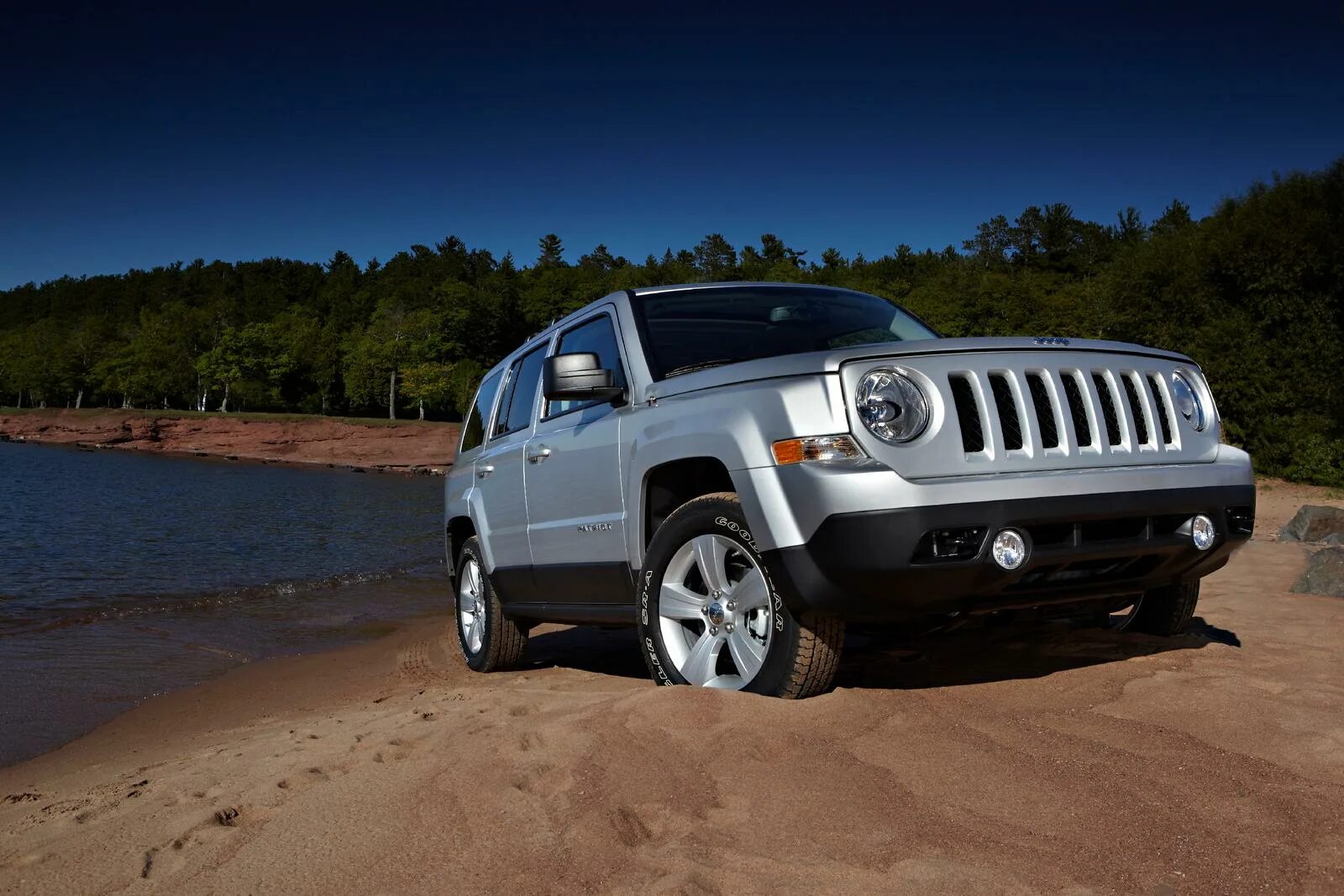 Машина джип фото. Jeep Patriot 2011. Jeep Patriot 4x4 2014. Джип Либерти -Патриот 2010г разболтовка. Джип Патриот фото.