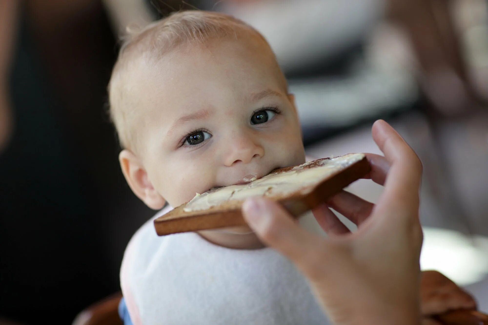 Человек есть хлеб. Ребенок ест хлеб. Ребенок ест бутерброд. Бутерброды для детей. Масло сливочное для детей.