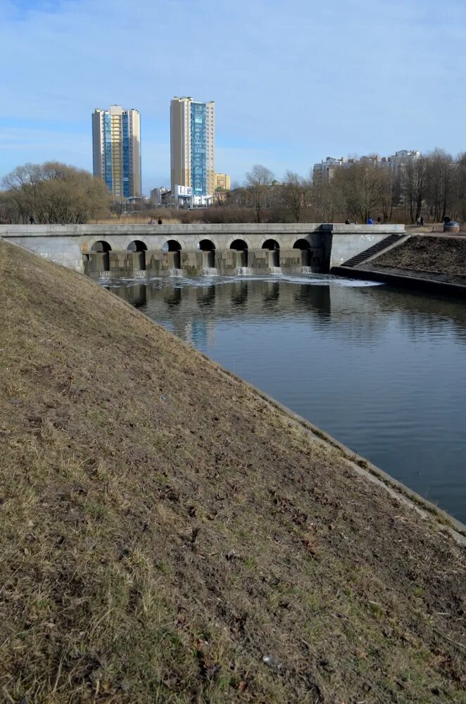 Мост через дудергофский канал. Плотина через. Плотина через. Река хеброн плотина. Плотина спб.