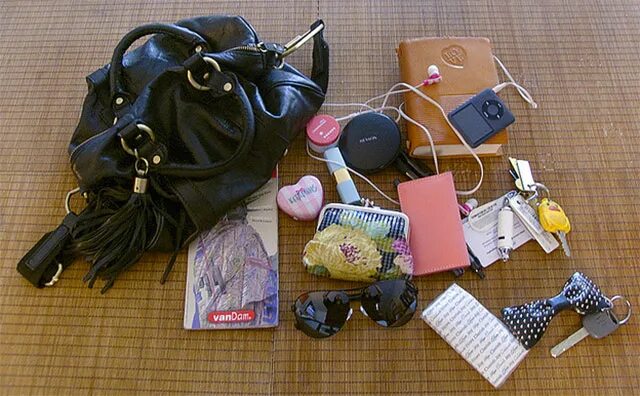 Женская сумочка с вещами. Бардак в женской сумке. Беспорядок в женской сумочке. Содержимое женской сумки. Съемный хаер в сумке мошенницы
