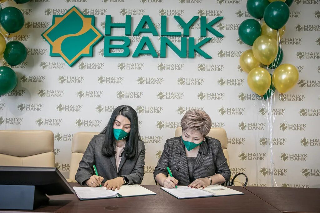 Кол центр халык банк. Халык банк. halyk банк. halyk bank казахстан. халык банк логотип.