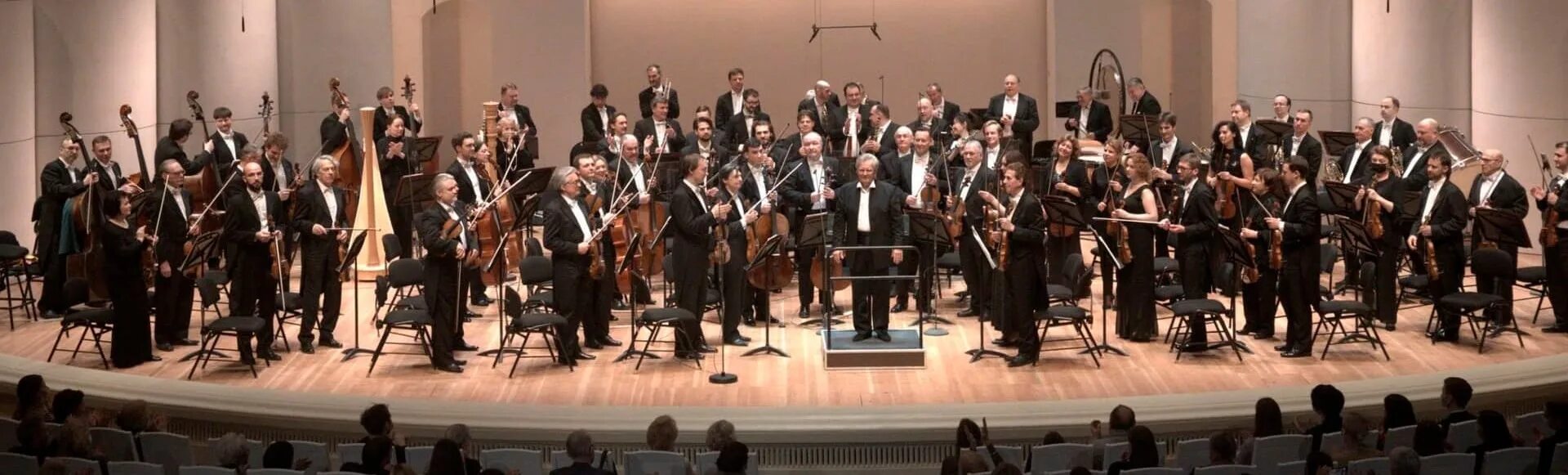 Танец дирижер. Костюм для танца дирижер. Симфонические танцы рахманинов. Скрипичный концерт моцарта. Битва оркестров якутия в детском саду.