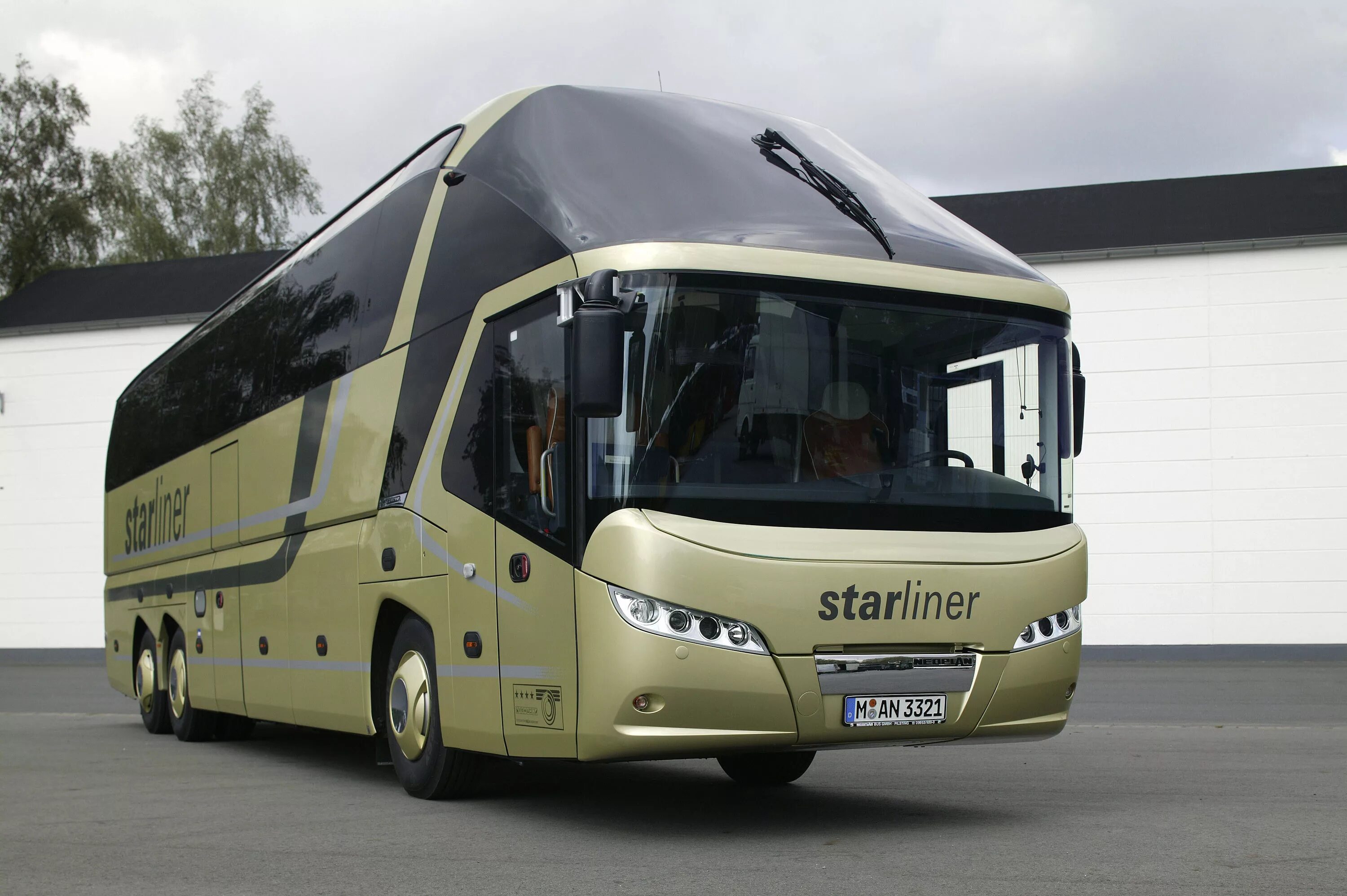 Туристический автобус цена. Автобус Neoplan Starliner. Неоплан Starliner SHD 2005. Неоплан 2023. Новый Neoplan Starliner.