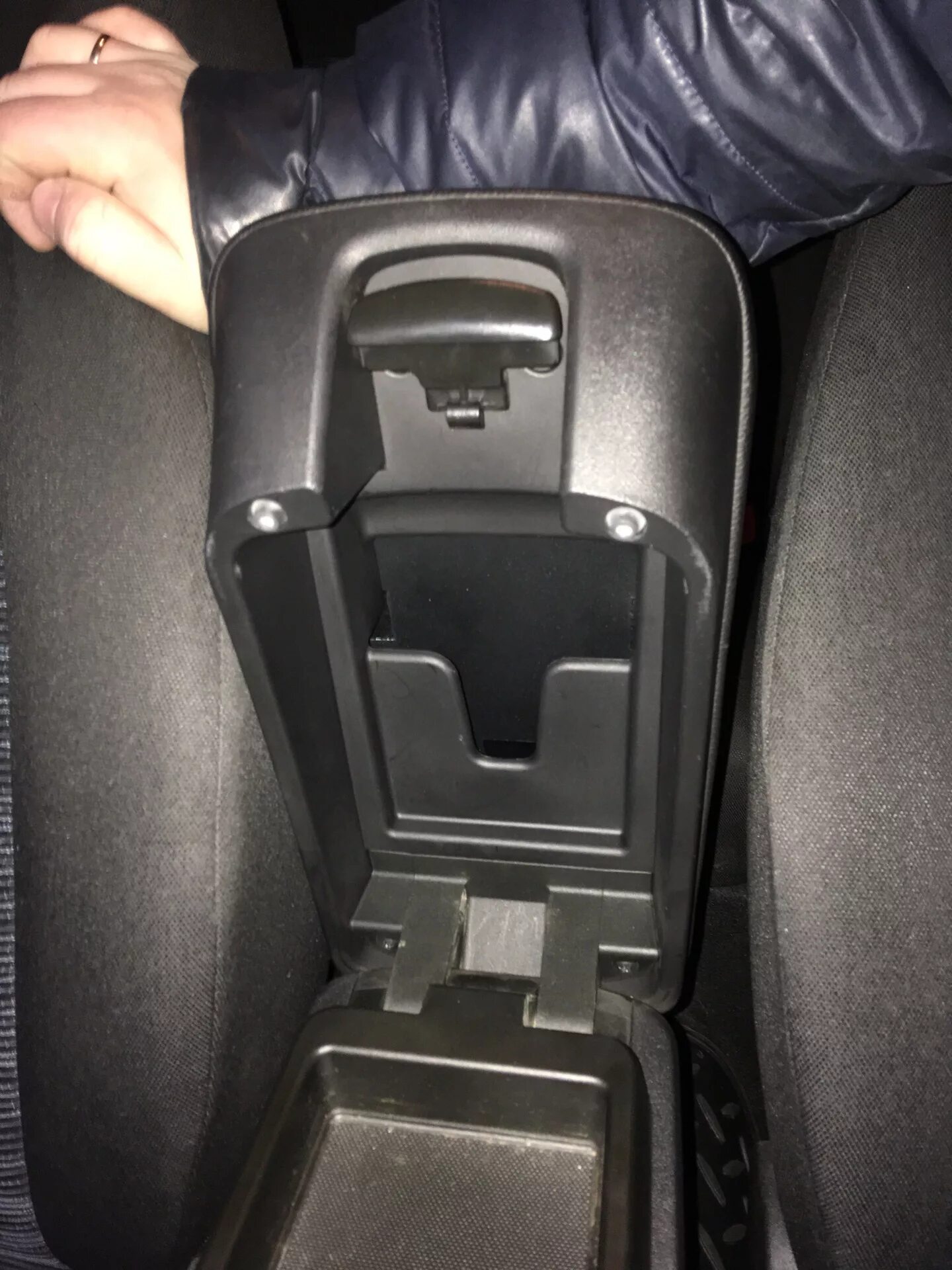 #22 Как снять подлокотник на Kia Cee'd первого поколения - KIA Ceed SW (1G), 1,6