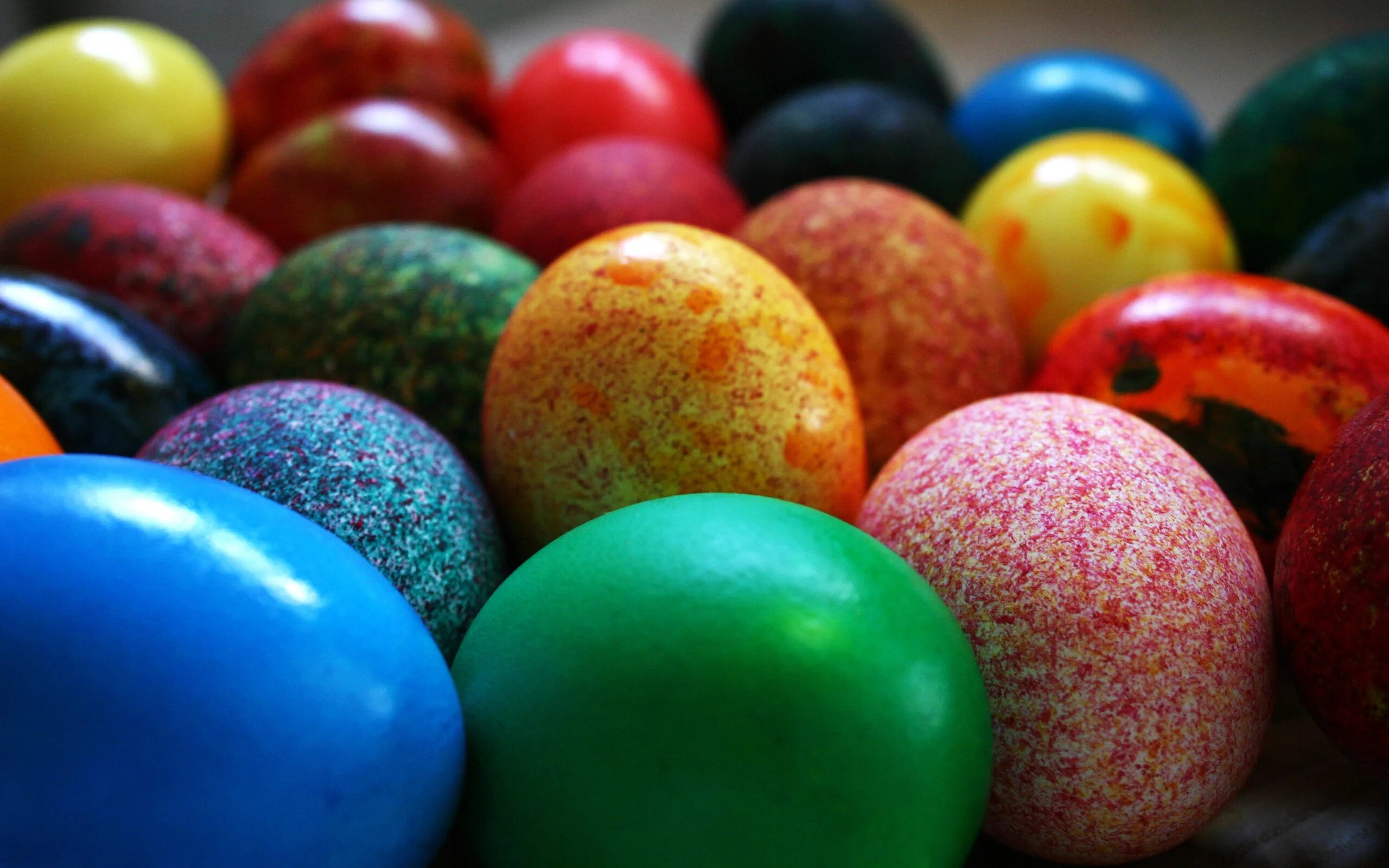 Разноцветные яйца на пасху. Пасхальное яйцо. Разноцветные яйца. Крашеные яйца на Пасху. Zqwf YF GFC.
