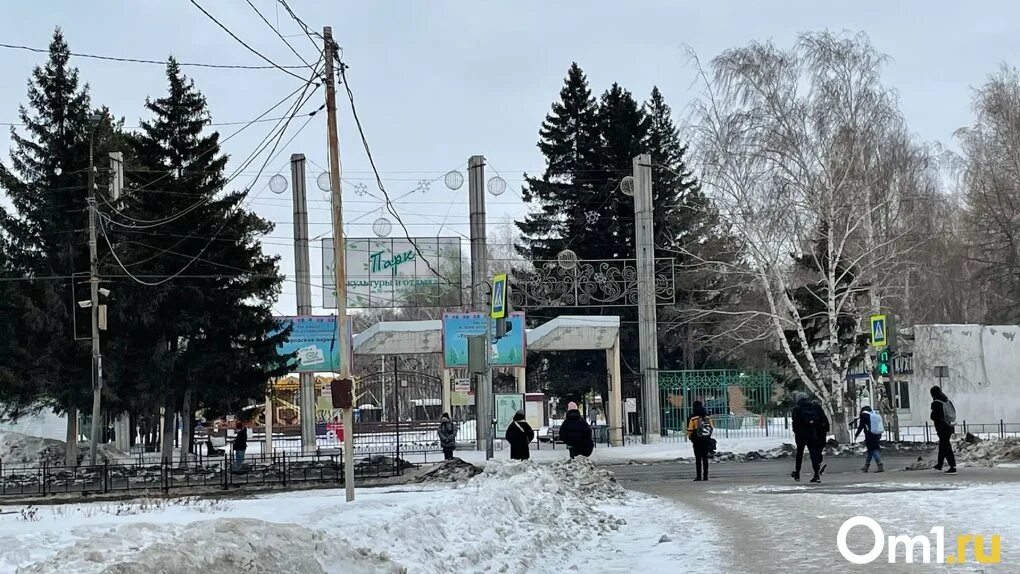 30 апреля омск. Благоустройство сквера. Парк имени 30 лет ВЛКСМ Омск. Парк 300 летия ВЛКСМ Омск сцена. Остановка 50 лет ВЛКСМ Омск.